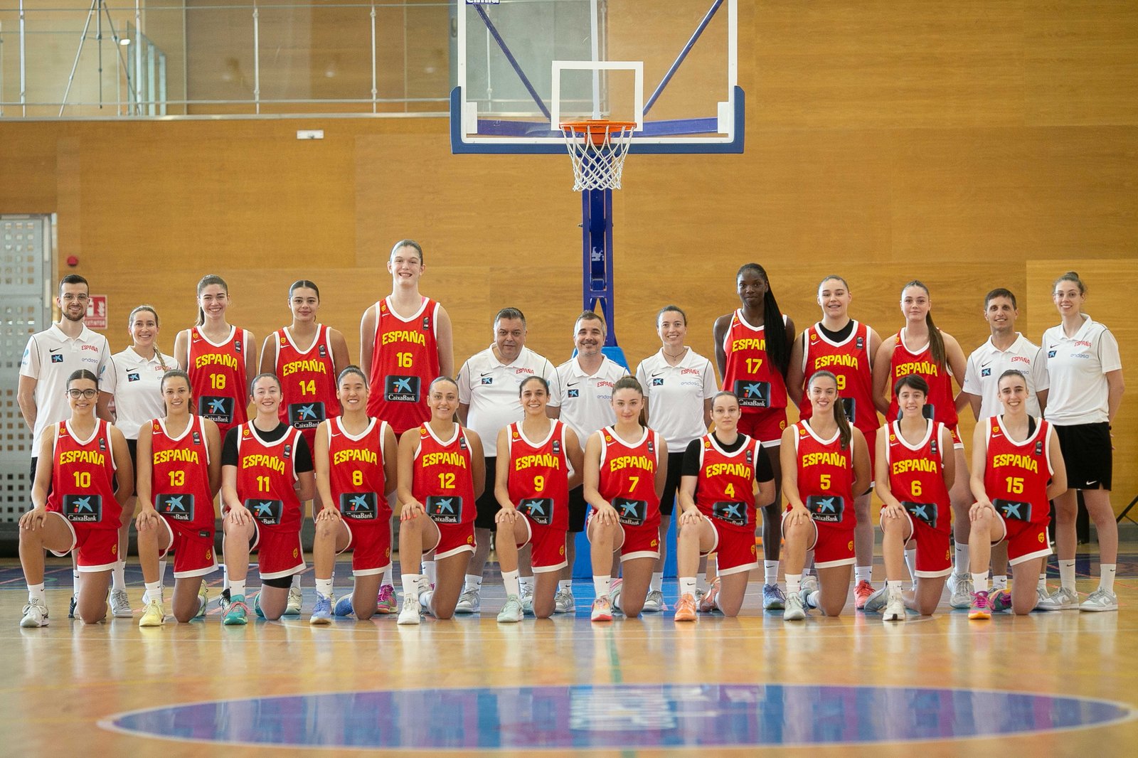Dr. Araguás con la selección española de baloncesto femenina