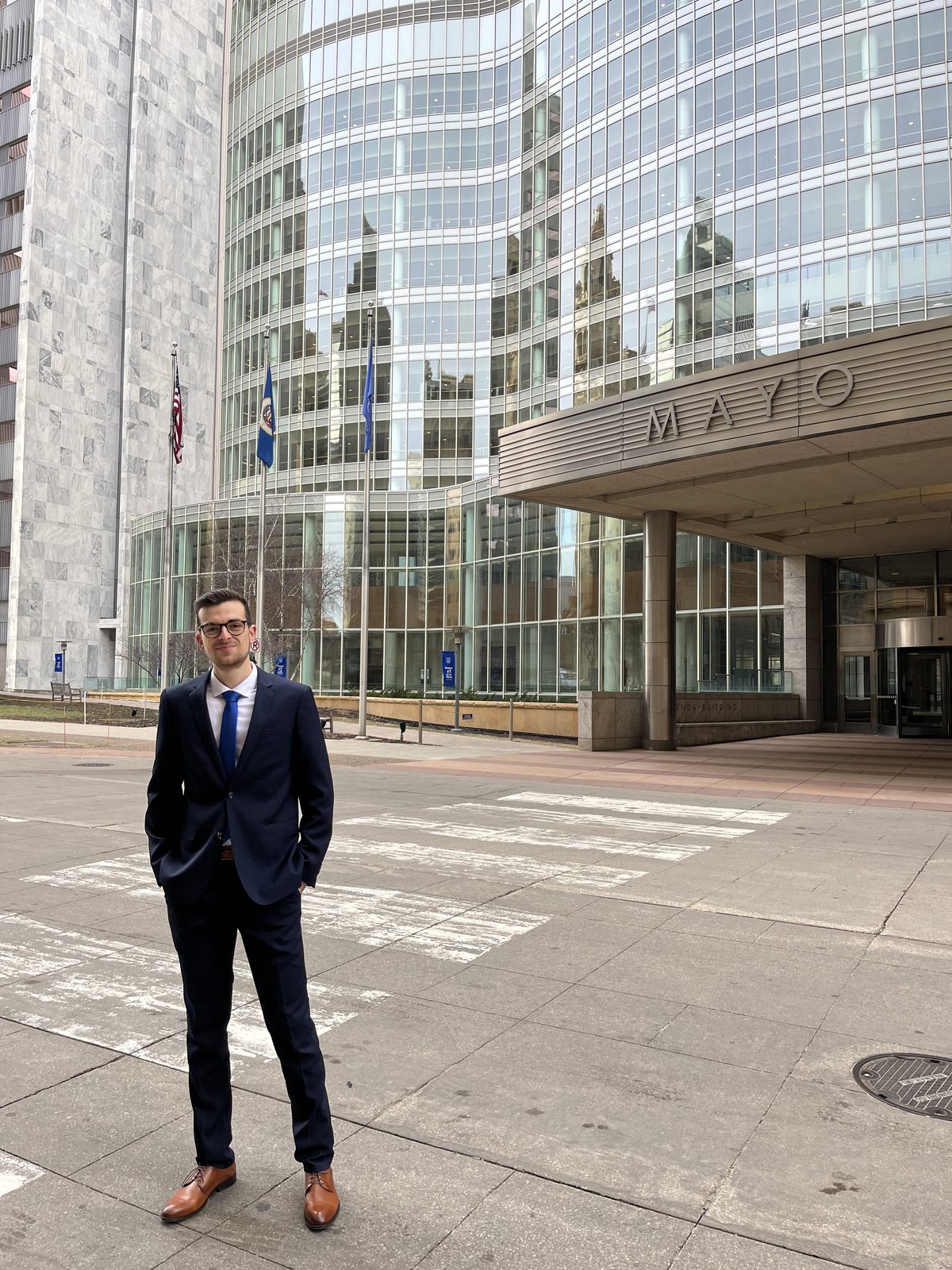 David frente al edificio Mayo Clinic
